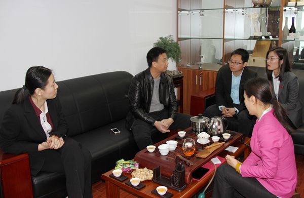 北京福建企业总商会副会长吴荣含、李双辉共同来到总商会值班