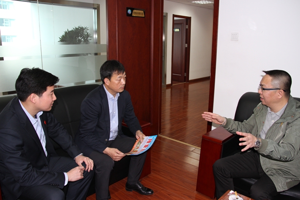 北京福建企业总商会副会长郑国辉、张发生、肖志辉共同来到总商会值班