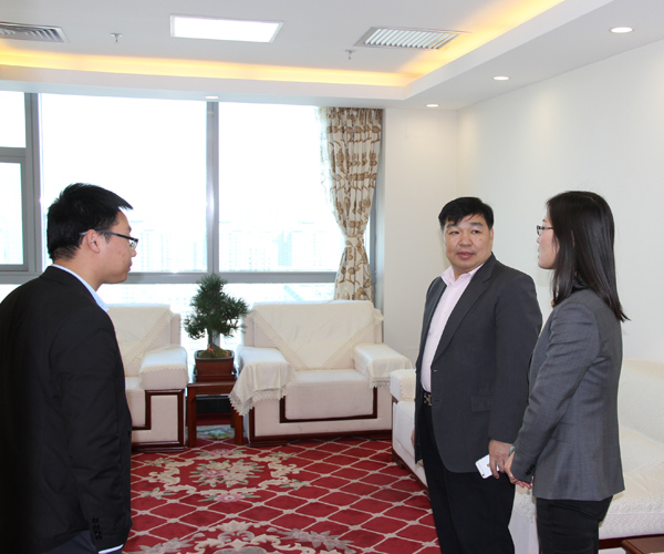 总商会常务副会长姚志远、杨文秀，副会长萧文亭共同来到总商会值班 